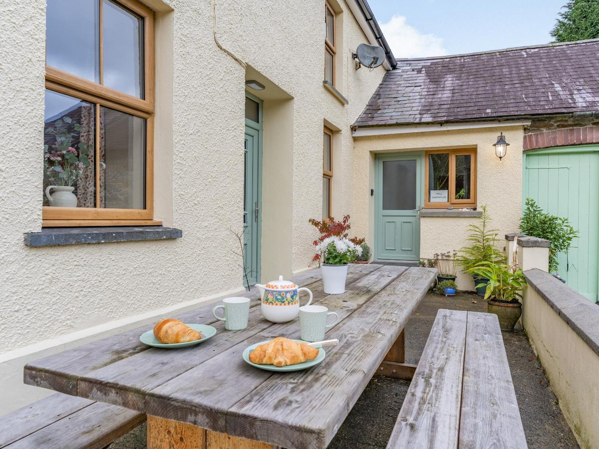 Pwll Farmhouse Llanllawdog Extérieur photo